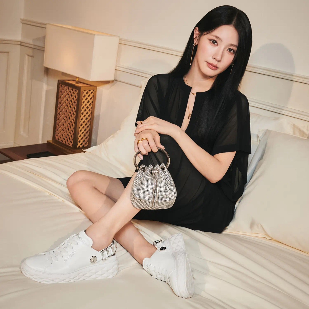 지미추 크리스털 스트랩 디테일 화이트 나파 가죽 슬리퍼 스니커즈